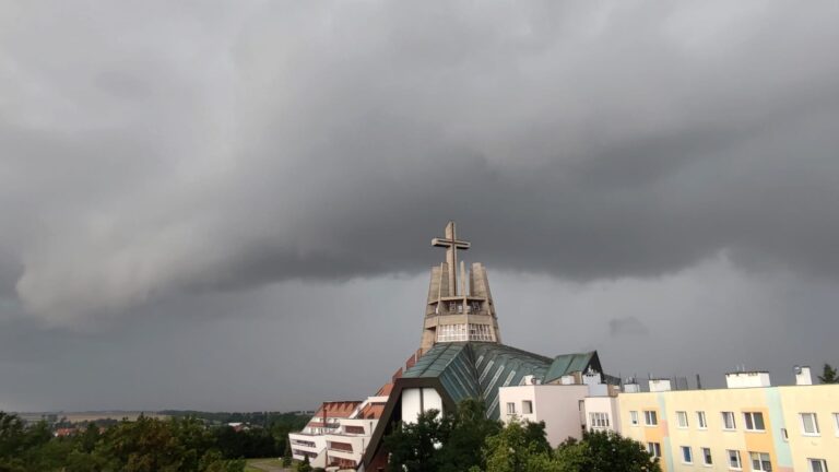 Synoptycy ostrzegają przed burzami