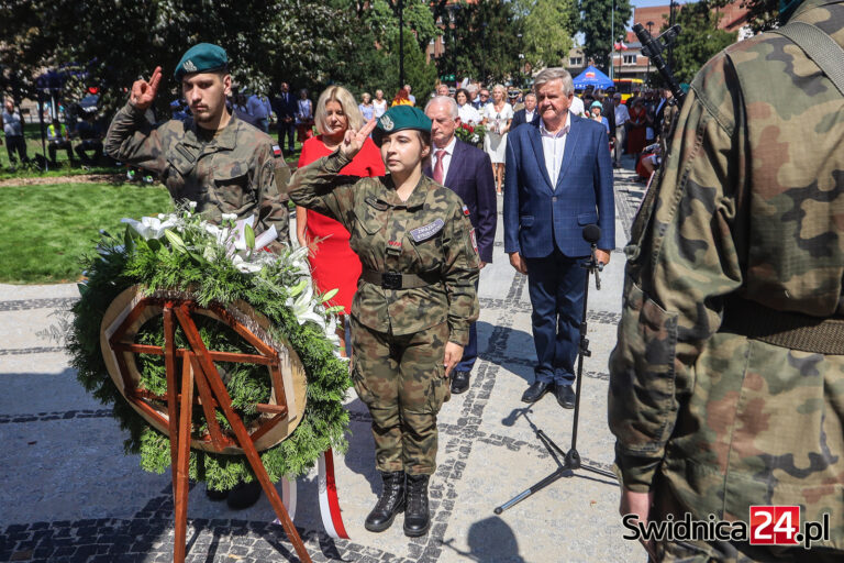 Świdnickie obchody Święta Wojska Polskiego. „Pamiętamy o pokoleniach składających ofiarę krwi w walce o niepodległość” [FOTO/VIDEO]