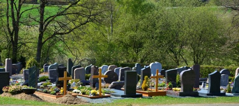 Jak wybrać odpowiednią tablicę nagrobkową?