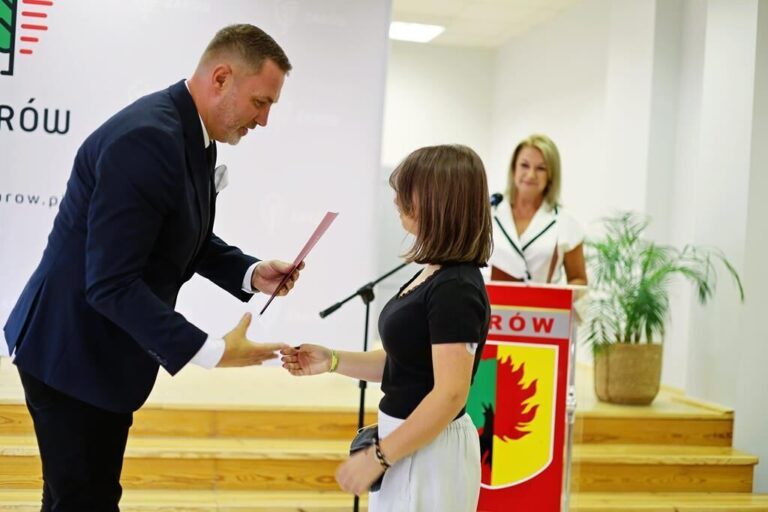 Najlepsi uczniowie z gminy Żarów nagrodzeni. Burmistrz przyznał stypendia za wyniki w nauce [FOTO]