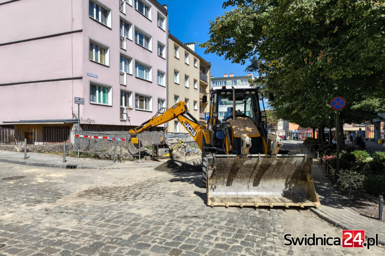 Po awarii wodociągowej trwa naprawianie nawierzchni na ulicy Bohaterów Getta [FOTO]