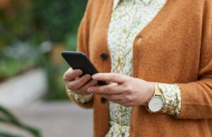 Uwierzyła w historię o potrąceniu kobiety w ciąży przez swoją wnuczkę. 69-latka straciła sporą sumę