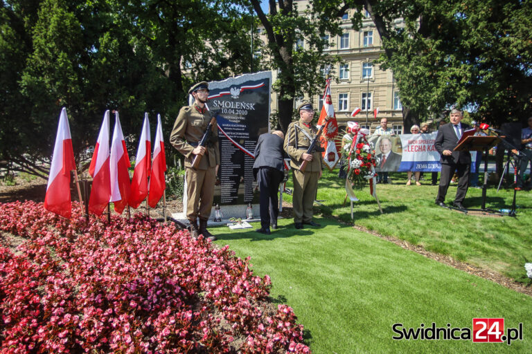 Podzieliła świdniczan. Tablica smoleńska odsłonięta [FOTO/VIDEO]
