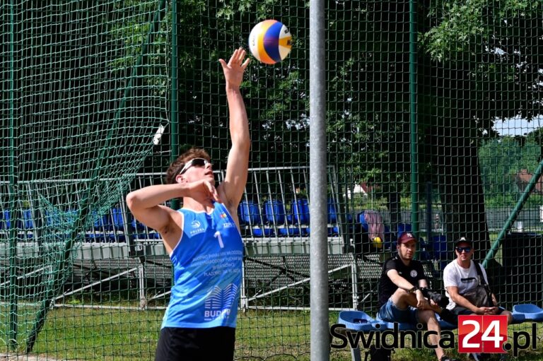 Trwa zacięta rywalizacja na świdnickim piachu [FOTO]