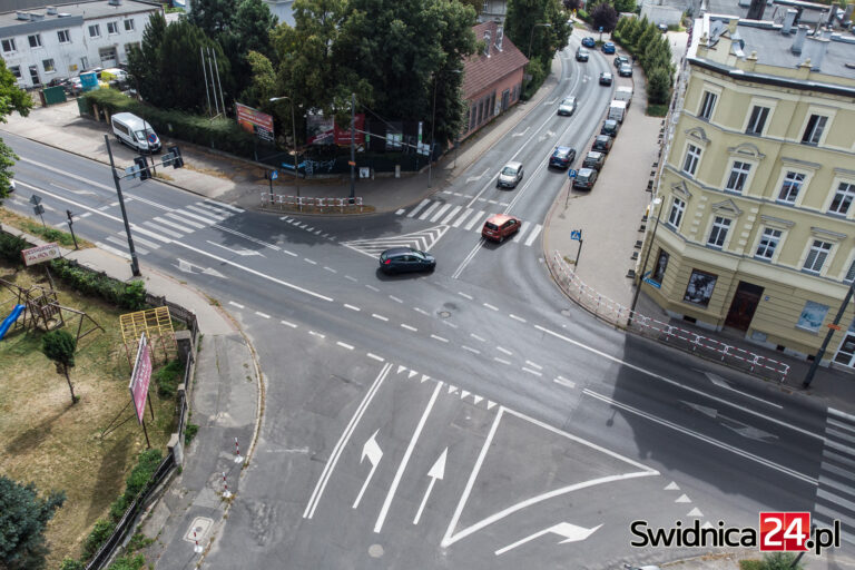 Miasto i powiat złożą się na przebudowę ruchliwego skrzyżowania. Powstanie rondo