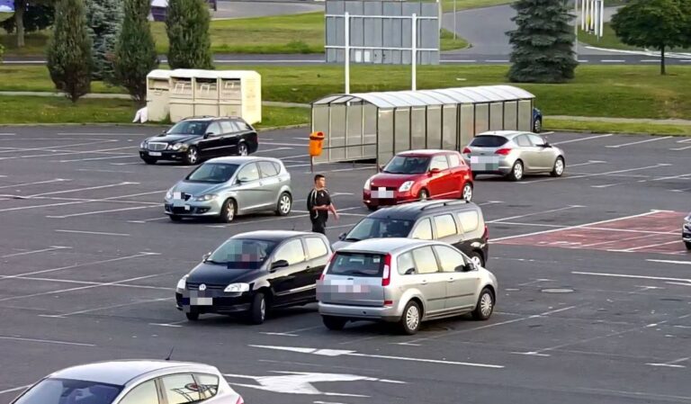 Rozpoznajesz tego mężczyznę? Policjanci szukają go w związku z kradzieżą hulajnogi