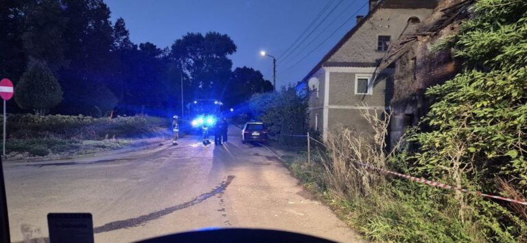 Runął dach w budynku gospodarczym w Miłochowie