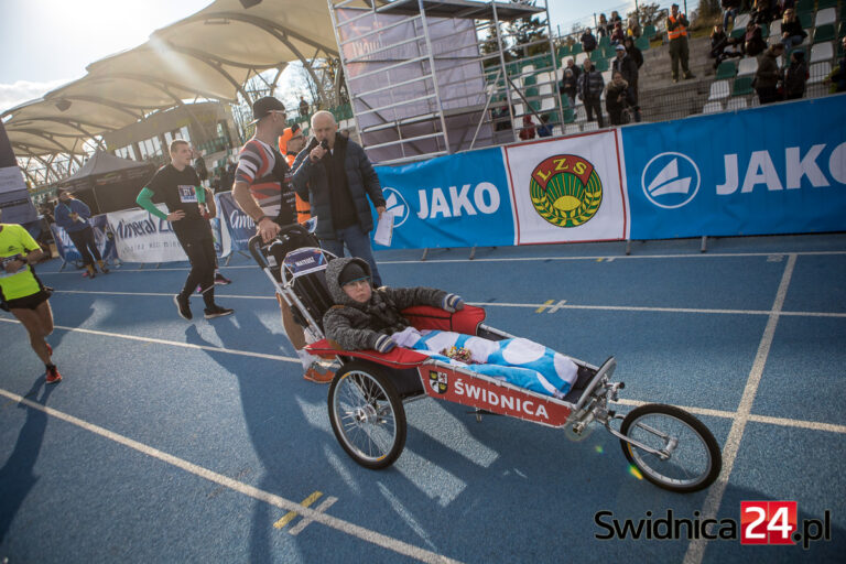 Szlachetna inicjatywna triathlonisty. Radek Jasiczek ponownie pobiegnie z potrzebującym dzieckiem