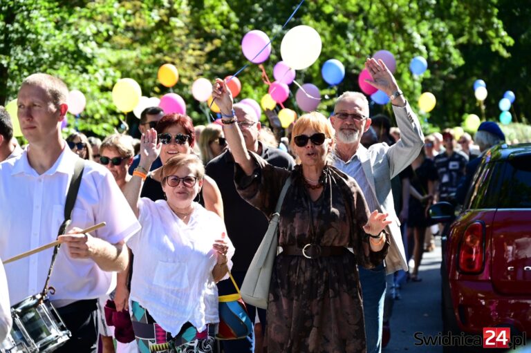 I Liceum Ogólnokształcące świętuje jubileusz 80-lecia. Parada absolwentów przeszła przez Świdnicę [FOTO/VIDEO]