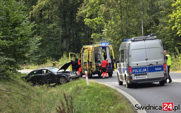 Śmiertelny wypadek na „modliszówce”. Rowerzysta zginął po zderzeniu z autem