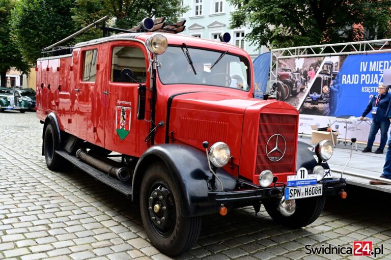 Klasyki motoryzacji wystartowały ze świdnickiego Rynku [FOTO/VIDEO]
