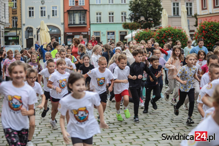 IV Świdnicki Bieg Orląt Lwowskich. Młodzi biegacze opanowali Rynek [FOTO/VIDEO]