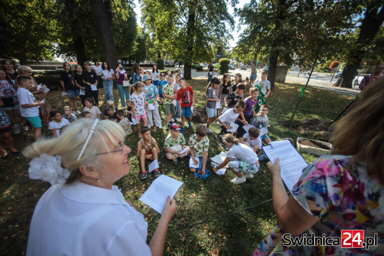 Narodowe Czytanie 2025. Wspólnie przeczytali fraszkę Kochanowskiego i posadzili drzewo [FOTO/VIDEO]