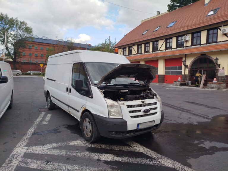 Płonącym autem przyjechał do strażaków po pomoc