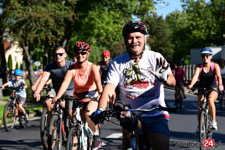 Tysiąc rowerzystów przejechało ulicami Świdnicy na piknik [FOTO]