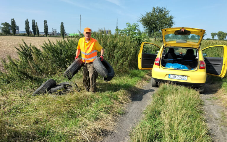 „Opony i wersalki podrzucane do lasów, przecież to niedopuszczalne”. Trwa walka z dzikimi wysypiskami [FOTO]