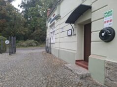 Nowe urządzenie ratujące życie dostępne całodobowo. Defibrylator AED przy Nadleśnictwie Świdnica