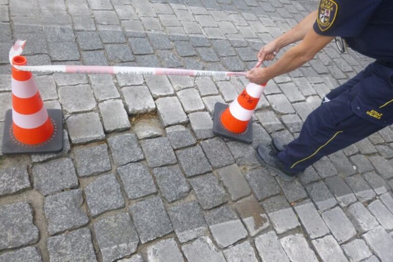Mężczyzna z rozbitą głową, popijawa za przystankiem, awaria wodociągowa w śródmieściu. Interwencje straży miejskiej