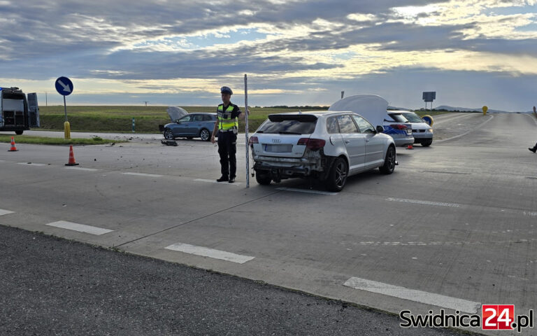 Zderzenie dwóch aut osobowych na łączniku autostradowym [FOTO]
