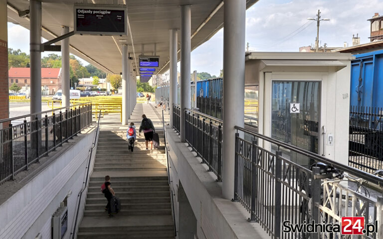 Od lat sprawiają problemy i utrudniają korzystanie z Centrum Przesiadkowego. Kwestia niesprawnych wind wreszcie zostanie rozwiązana? [FOTO]