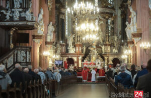 Ilu katolików chodzi do kościoła, ilu uczniów uczęszcza na religię? Najnowsze dane dotyczące religijności Polaków