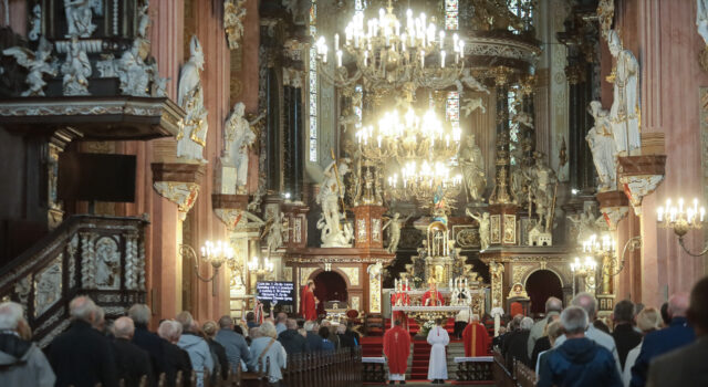 Ilu katolików chodzi do kościoła, ilu uczniów uczęszcza na religię? Najnowsze dane dotyczące religijności Polaków