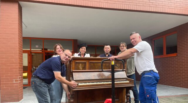 pianino H.Dittrich z SP w Żarowie trafi do pałacu w Nowiźnie (3)