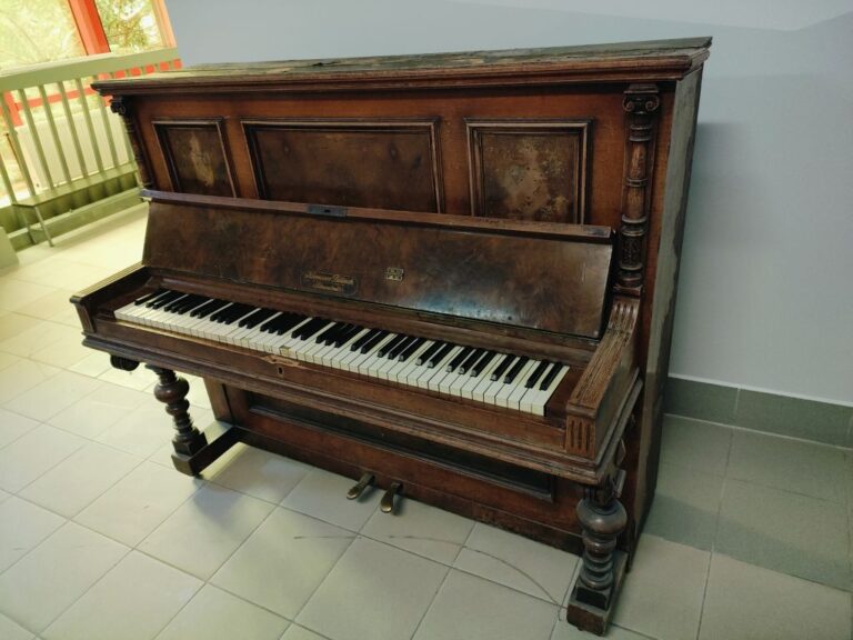 Pianino z przedwojennej świdnickiej fabryki Dittricha do wzięcia za darmo [FOTO]