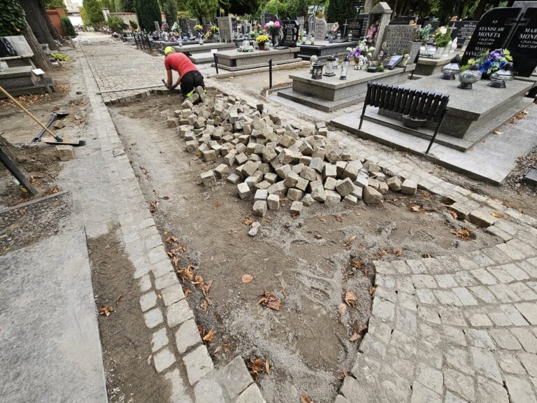 Trwają prace na świdnickich cmentarzach komunalnych [FOTO]