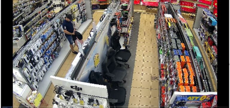 Jego łupem padły słuchawki za blisko 2200 złotych. Teraz szukają go policjanci [FOTO]