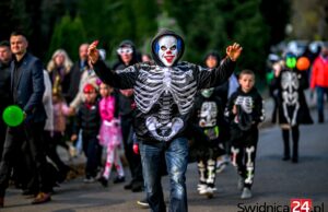 Strasznie fajna zabawa i nowy pomysł! Przebierają nie tylko siebie, ale i samochody. Zbliża się Halloween w Imbramowicach