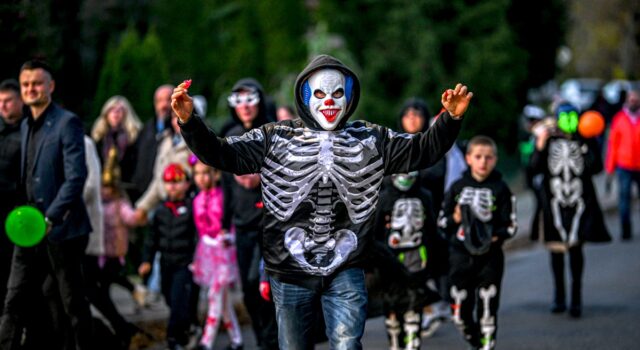 Strasznie fajna zabawa i nowy pomysł! Przebierają nie tylko siebie, ale i samochody. Zbliża się Halloween w Imbramowicach