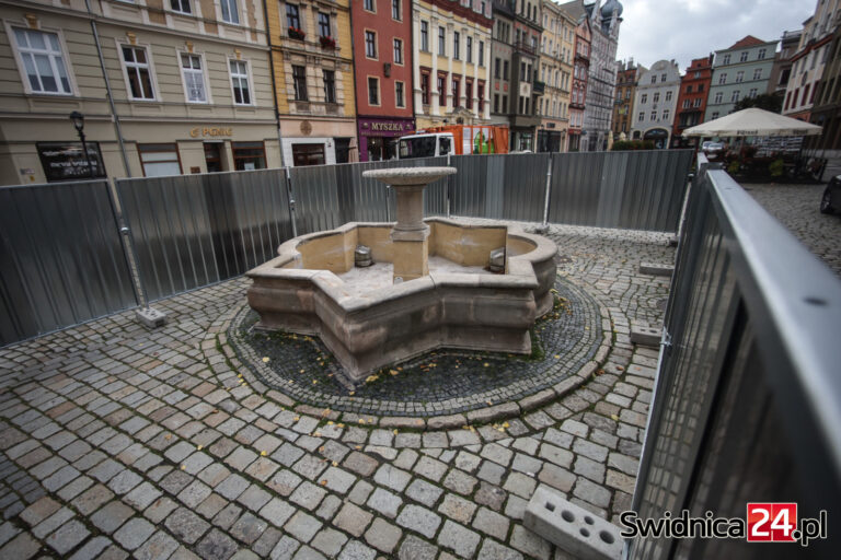 Od roku stoi nieczynna. Niemal 300-letnia fontanna doczeka się naprawy [FOTO]