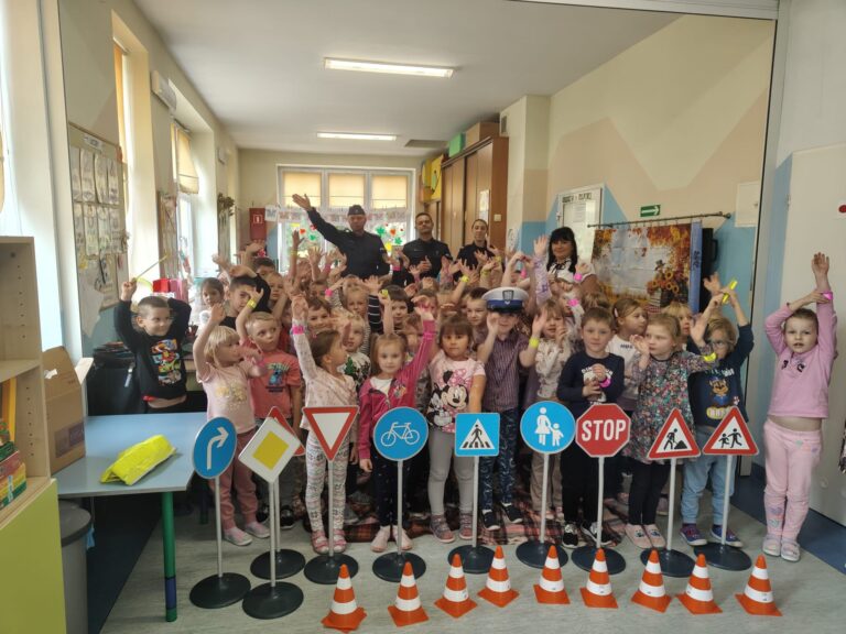 O bezpieczeństwie na drodze i nie tylko. Policjanci spotkali się z przedszkolakami [FOTO]