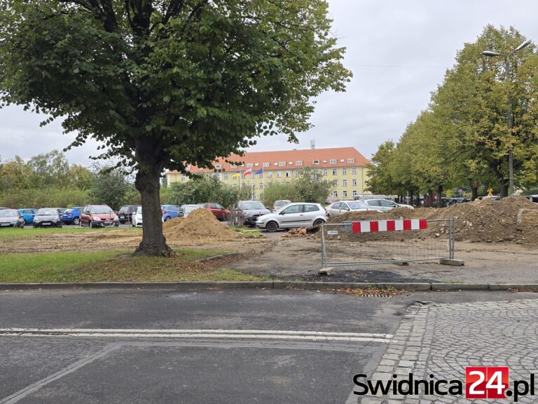 To nie nowy parking. Trwają prace przy nowej nitce ciepłociągu [FOTO]