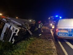 Ciężarówka zakończyła jazdę w rowie