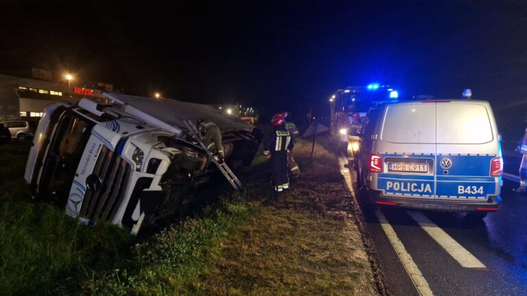 Ciężarówka zakończyła jazdę w rowie