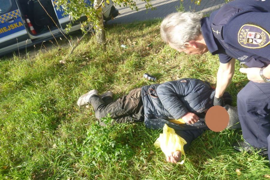 Parkowanie na kopercie, pomoc niepełnosprawnej. Interwencje straży miejskiej