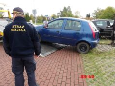 Kolizja ze słupkiem, ranny pasażer i zastawione boksy śmietnikowe. Interwencje straży miejskiej
