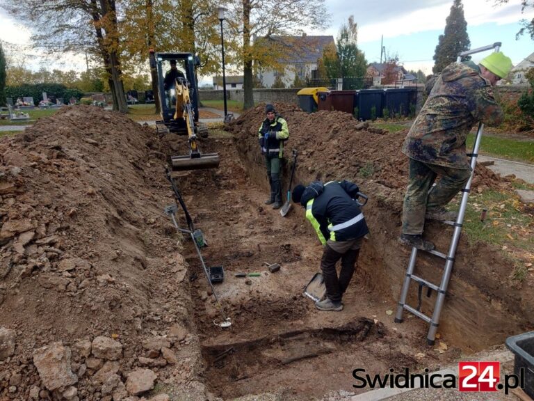 Groby ponad 70 żołnierzy niemieckich w Tomkowicach. Trwa ekshumacja [FOTO]