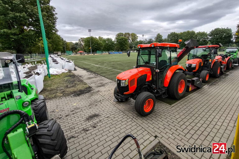Zrywają starą murawę ze sztucznej nawierzchni i ułożą nową. Prace pochłoną blisko 2,7 mln złotych [FOTO]