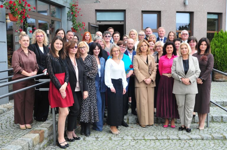 Dyrektorzy i nauczyciele z nagrodami z okazji święta Edukacji Narodowej