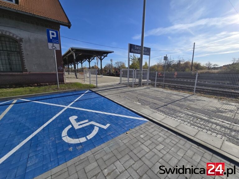 Wkrótce udostępnią nowy parking przy świdnickiej stacji. Ma być udogodnieniem dla podróżnych [FOTO]