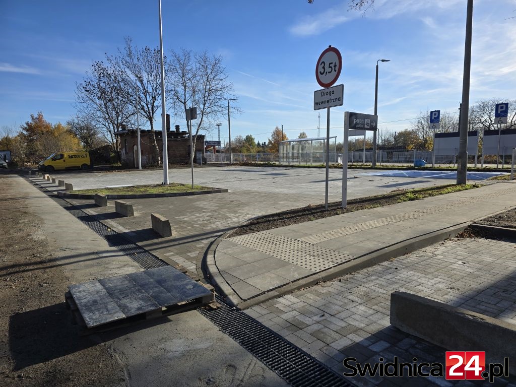 Parkingi przy stacji Świdnica Przedmieście gotowe. Kiedy otwarcie? [FOTO]