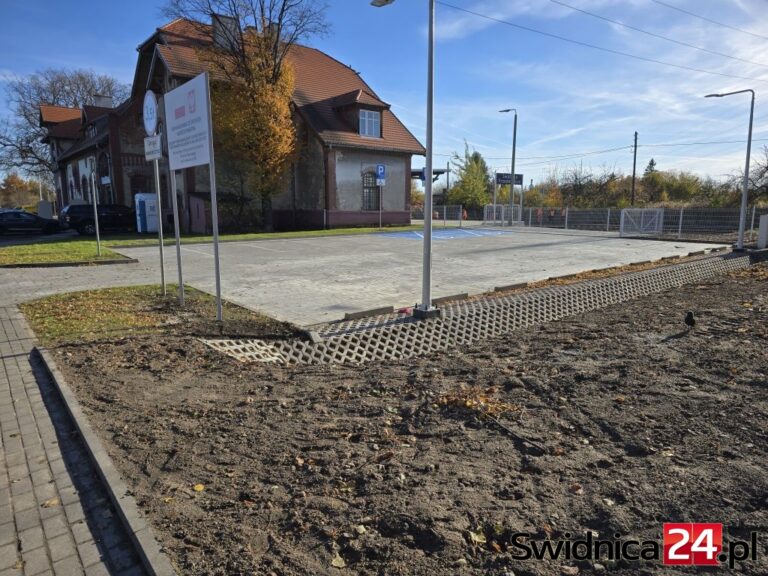 Parkingi przy stacji Świdnica Przedmieście gotowe. Kiedy otwarcie? [FOTO]