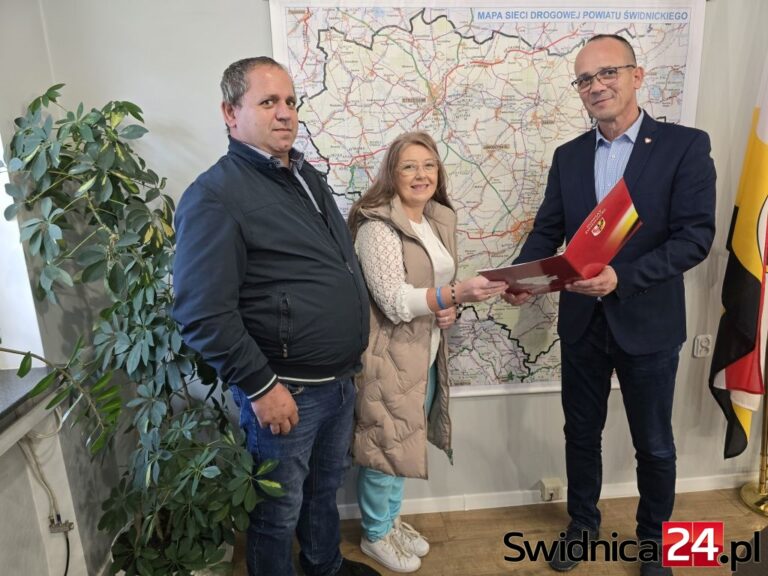 Zawodowe rodziny zastępcze z wysokim wynagrodzeniem. Pierwsza umowa podpisana