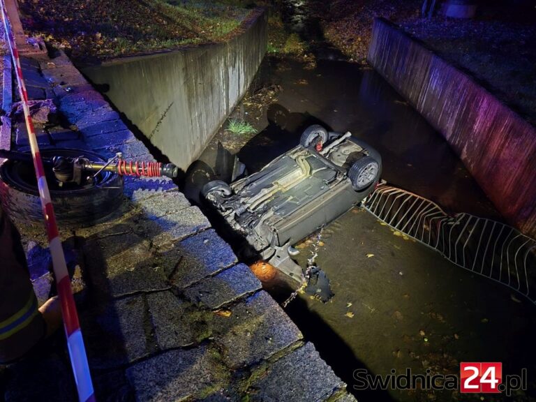 Kierujący samochodem osobowym manewr wyprzedzania zakończył w rzece [FOTO]
