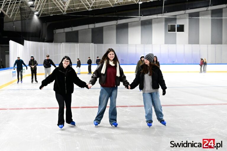 Sezon na świdnickim lodowisku rozpoczęty! Sprawdź nowy cennik i godziny ślizgawek [FOTO]