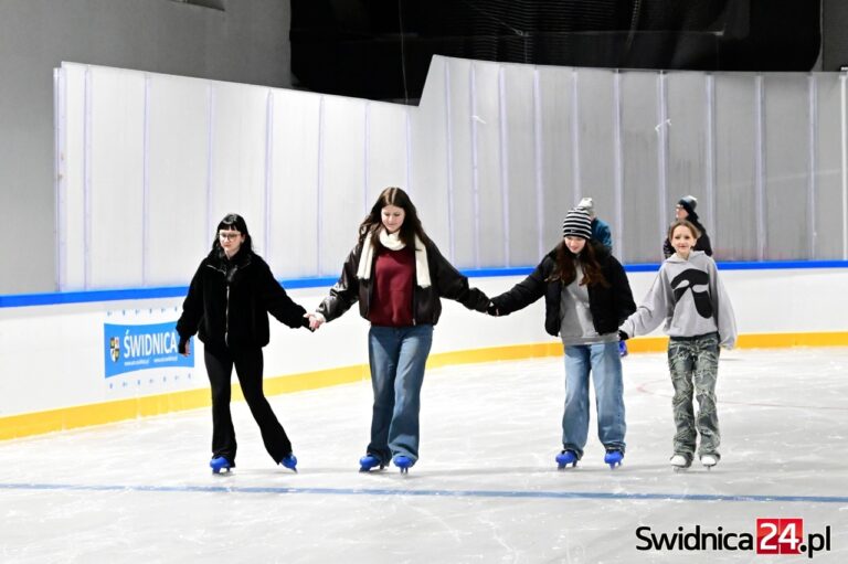 Walentynki na świdnickim lodowisku