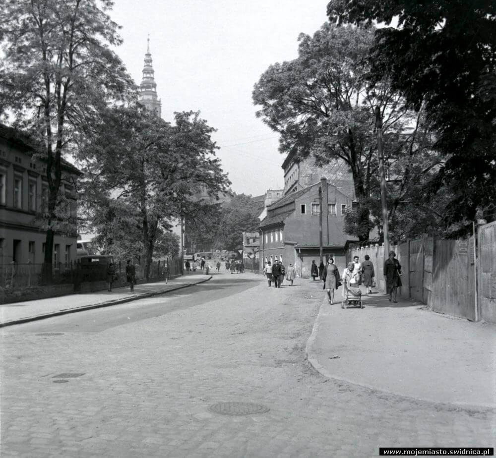 Świdnica wczoraj i dziś. Ulica Równa